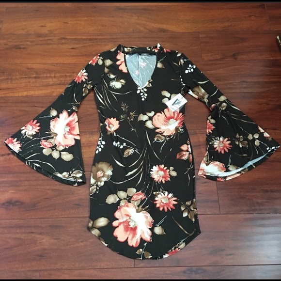 Dresses & Skirts - NWT Floral Medium Dress